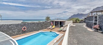 'Villalmar' with Sea View, Private Pool and Wi-Fi