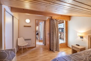 2 makuuhuonetta, silitysrauta/-lauta, ilmainen Wi-Fi, vuodevaatteet