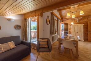 TV, ping pong - Apartment for 6/8 in Samoëns – Pools, Balcony & Mountain View (SAMOENS)