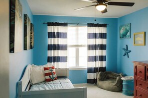 4 bedrooms, WiFi, bed sheets - Bright and cozy retreat only a short ride from Downtown Rehoboth Beach (Rehoboth Beach)