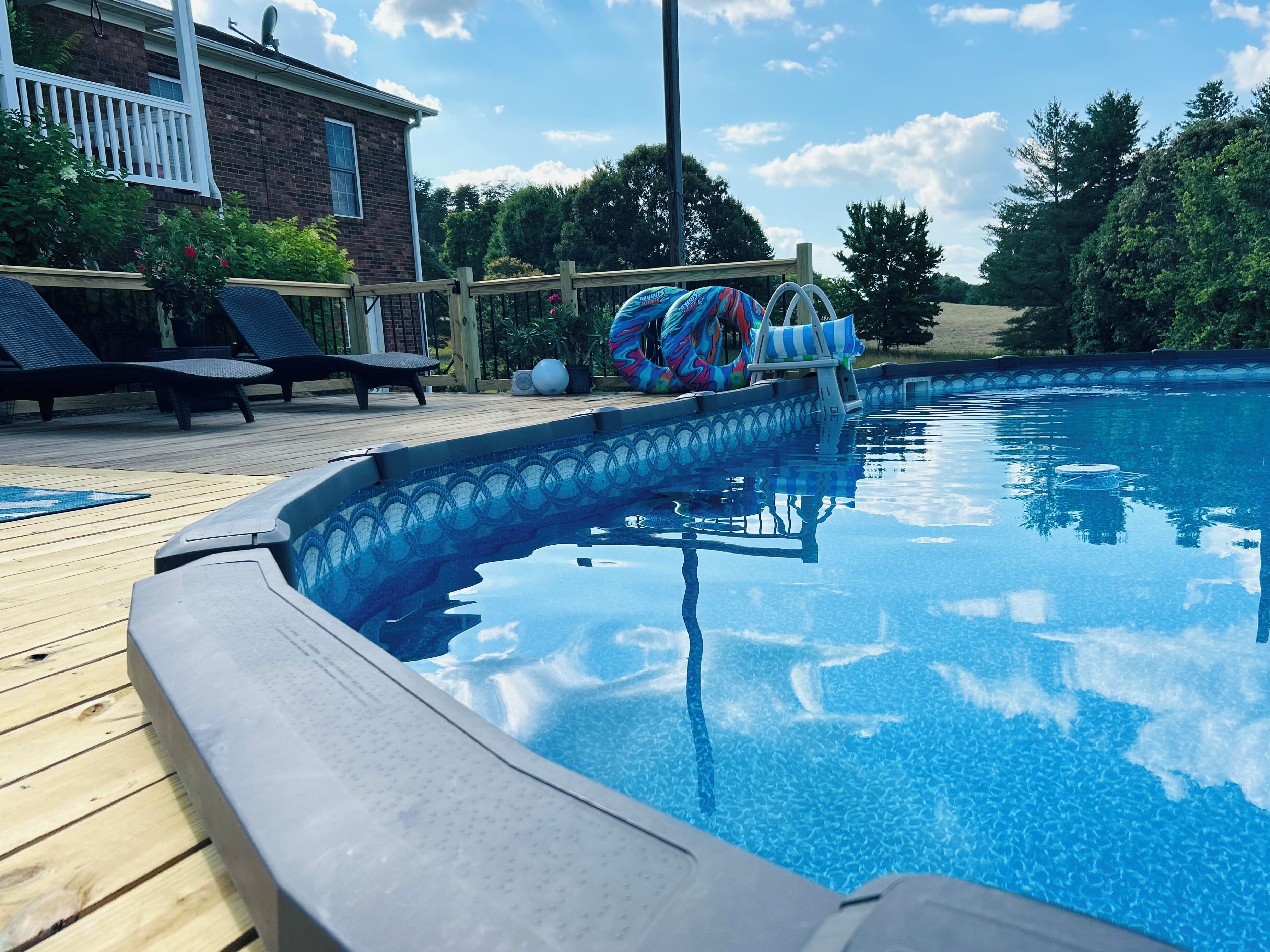Minutes from Belews Lake & 5 Star Wedding Venues! Swimming Pool! Covered Patio!
