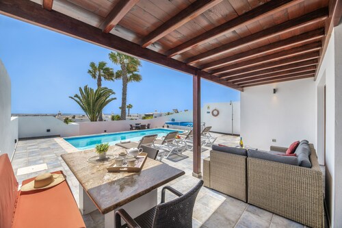 Vacation Home 'Bay View Villa' with Private Pool, Private Terrace and Wi-Fi