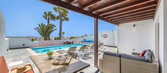 Vacation Home 'Bay View Villa' with Private Pool, Private Terrace and Wi-Fi