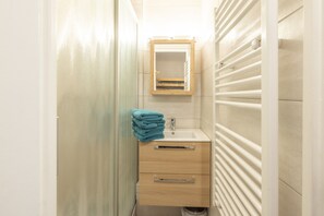 Shower, towels - Le Septimontain – Balcony, Parking & Wi-Fi (Samoëns)