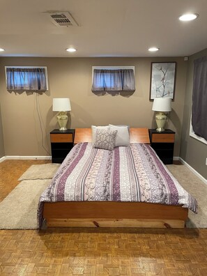 3 bedrooms, desk, iron/ironing board, WiFi - Studio, sleeps 4, patio, short drive to Ski Resort, Six Flags & concert venues (Ballwin)