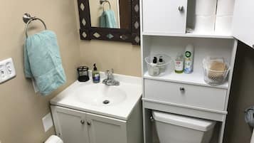 Douche, sĂšche-cheveux, serviettes fournies, savon