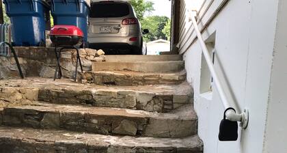 Studio, sleeps 4, patio, short drive to Ski Resort, Six Flags & concert venues