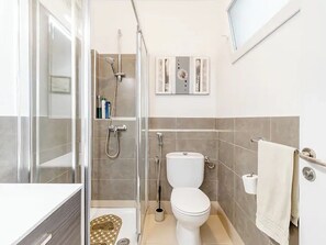 Een douche, een haardroger, handdoeken