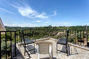 Terrace/patio - Holiday Home 'Casa Do Pião - Turismo Rural' with Mountain View, Wi-Fi and Air Conditioning (Ansião)