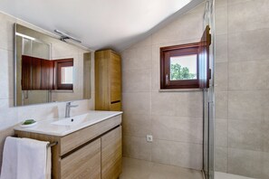 Shower, hair dryer, towels - Holiday Home 'Casa Do Pião - Turismo Rural' with Mountain View, Wi-Fi and Air Conditioning (Ansião)