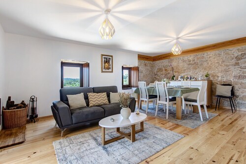 Holiday Home 'Casa Do Pião - Turismo Rural' with Mountain View, Wi-Fi and Air Conditioning