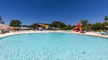 Piscina coperta, una piscina riscaldata