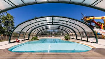 Een binnenzwembad en een verwarmd zwembad