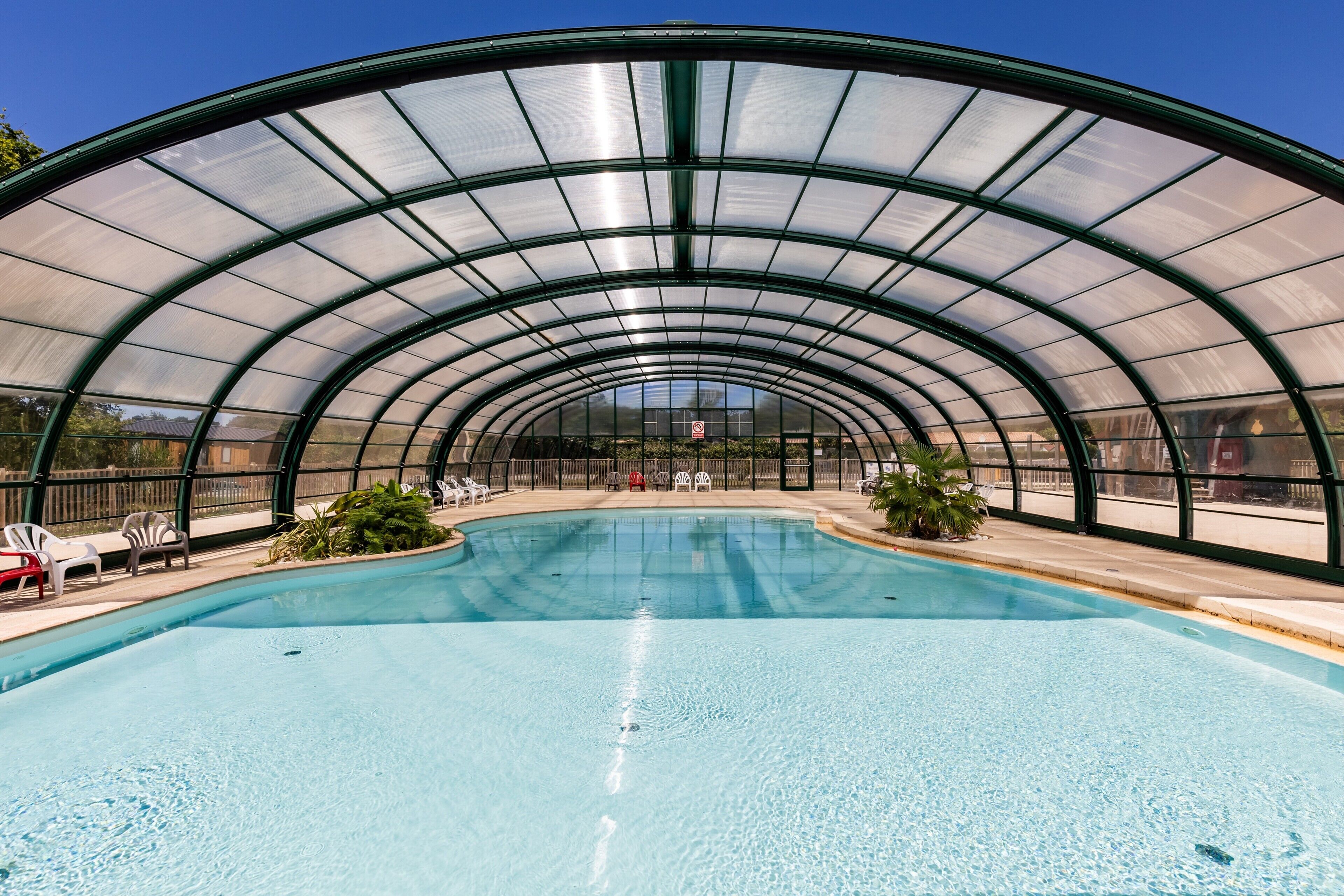 Una piscina techada, una piscina climatizada