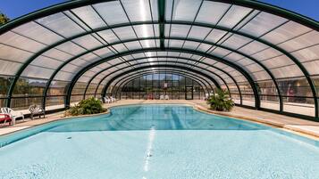 Una piscina techada, una piscina climatizada