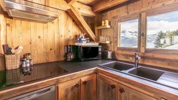 Refrigerador, microondas, horno y parrilla de estufa