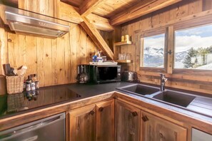 Fridge, microwave, oven, stovetop - Chalet 'Mazot De Warens' with Mountain View, Private Terrace and Private Garden (Combloux)