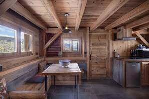 Fridge, microwave, oven, stovetop - Chalet 'Mazot De Warens' with Mountain View, Private Terrace and Private Garden (Combloux)