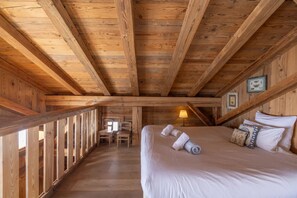 1 bedroom, desk, bed sheets - Chalet 'Mazot De Warens' with Mountain View, Private Terrace and Private Garden (Combloux)