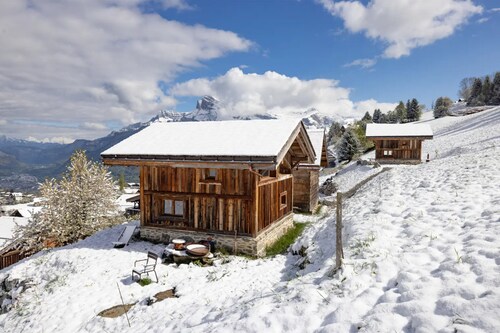 Chalet 'Mazot Des Aravis' avec vue sur la montagne, terrasse privée et jardin privé