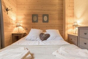 3 slaapkamers, een strijkplank/strijkijzer, gratis wifi, beddengoed