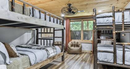 5-Star, Dog friendly, fence, hot tub, fire pit, tri-level, screened deck, piano!