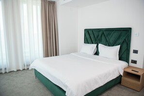 Exclusive Double Room | Egyptian cotton sheets, premium bedding, desk, laptop workspace - CM111Apparthotel (Bucharest)