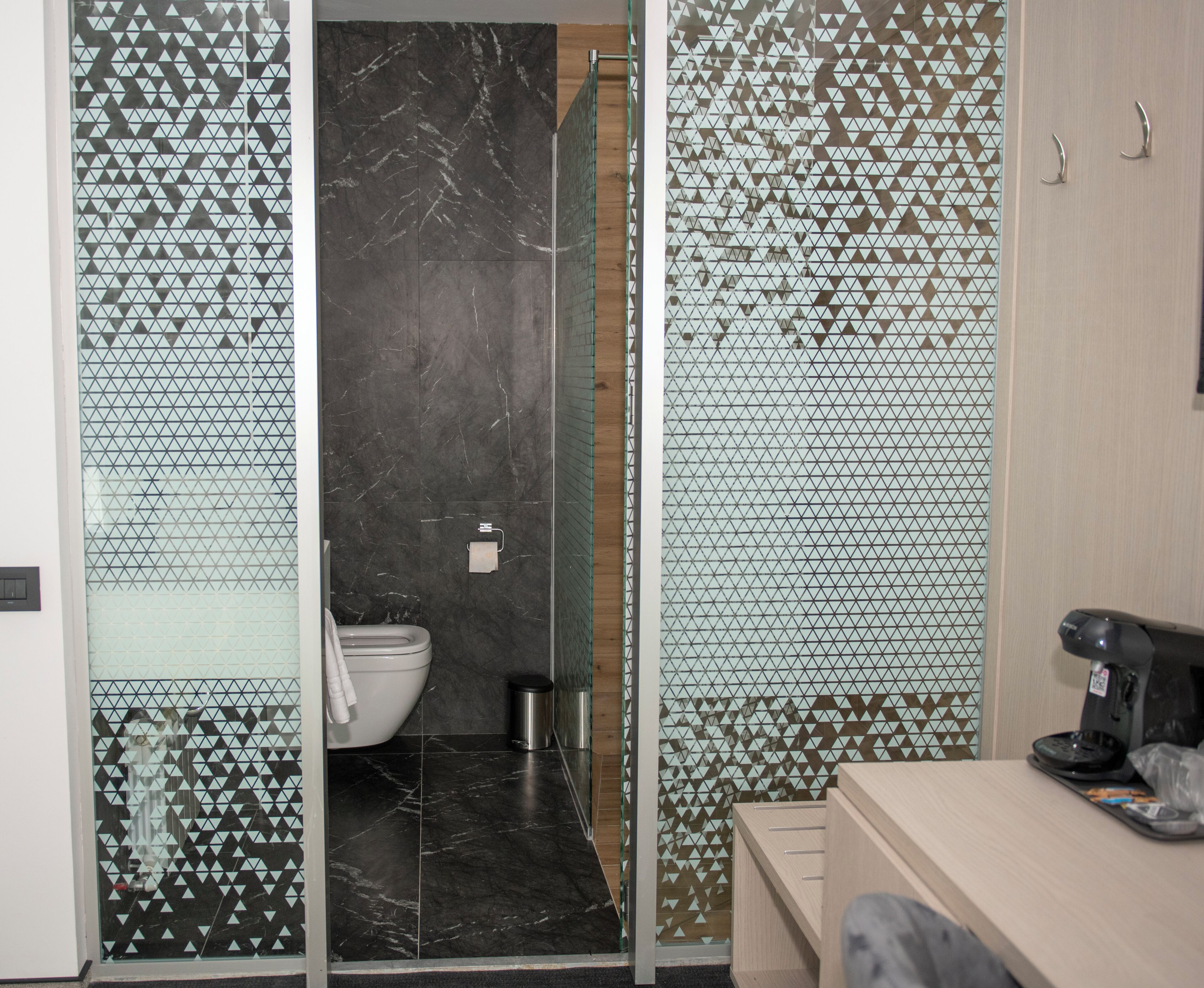 Quarto standard | Banheiro | Chuveiro, secador de cabelo, chinelos, toalhas de banho