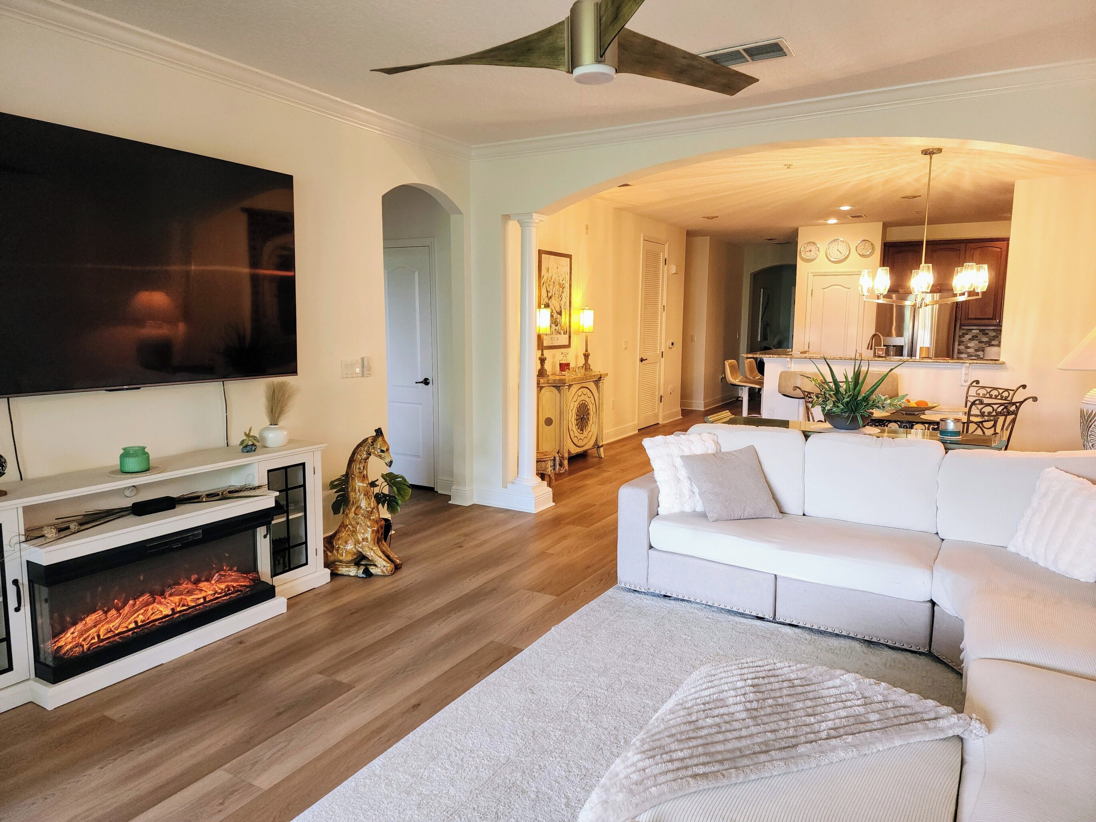 Älytelevisio, takka, pöytätennispöytä