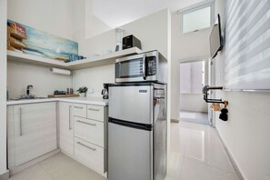 Frigorifero, microonde, piano cottura, macchina per tè/caffè