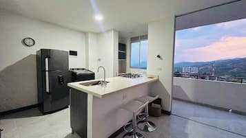 Fridge, toaster, blender, cookware/dishes/utensils