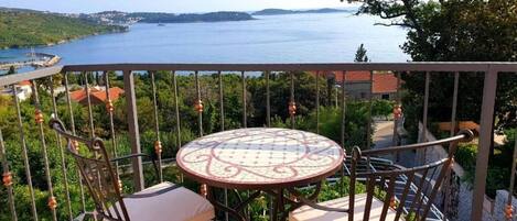 تناول الطعام بالخارج