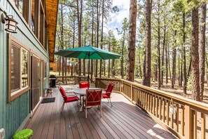 Outdoor dining - Snow Time Whimsical Forest Retreat for Family, Friends w/AC (Williams)