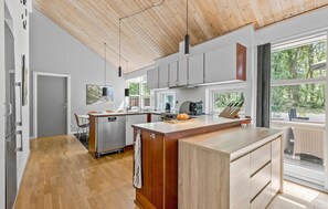 Geladeira, cooktop, lava-louças, cafeteira/chaleira