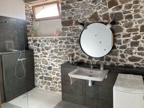 Shower, hair dryer, towels, soap - Pied à terre in the heart of vineyards and natural areas between the Loire and Layon rivers.  (Chalonnes-sur-Loire)