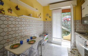 Fridge, stovetop, cookware/dishes/utensils - Amazing apartment in Moneglia with WiFi (Moneglia)