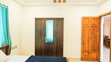 5 bedrooms, desk, WiFi, bed sheets