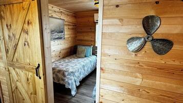 2 habitaciones, tabla de planchar con plancha, cuna de viaje y wifi