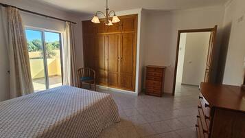 3 bedrooms, iron/ironing board, bed sheets