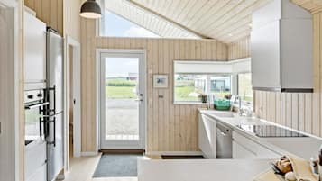 Kjøleskap, ovn, kokeplater og oppvaskmaskin