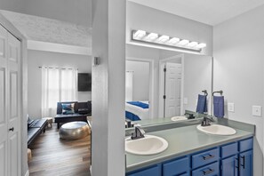 2 室のベッドルーム、WiFi (無料)、ベッドシーツ