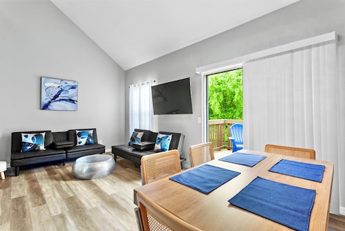 Stunning Condo Near Lake 2BR 2BA  right in Branson! Sleeps 6 . 
