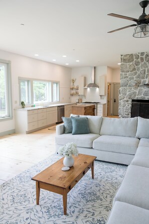 Smart-tv, ett bordtennisbord och böcker