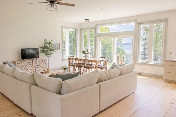 Smart-tv, ett bordtennisbord och böcker