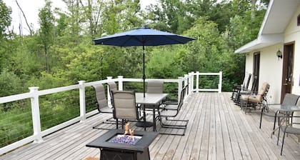 River House Close to Downtown Baldwin with Large Back Deck