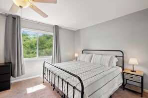 3 soverom, safe på rommet, strykejern/-brett og reiseseng for barn