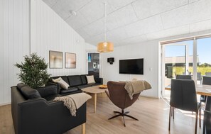 TV, peis, fotballspill og bordtennis