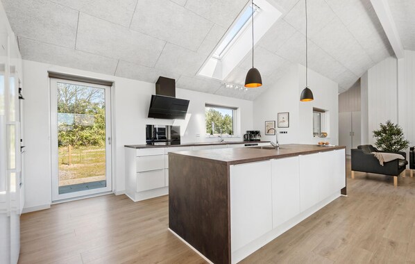 Fridge, stovetop, dishwasher, coffee/tea maker - Cozy home in Rømø with sauna (Rømø)