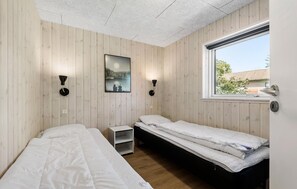 8 bedrooms, travel crib, free WiFi