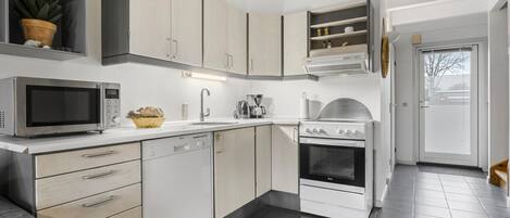 冷蔵庫、コンロ、食器洗い機、コーヒー / ティーメーカー